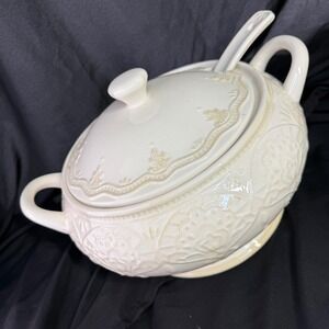 The Pioneer Woman China‎ Serveware Soup Tureen Ladle Lid Embossed White Floral